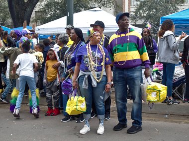 New Orleans, Louisiana, ABD - 25 Şubat 2020: İnsanlar ana geçit törenlerinden biri olan geleneksel Zulu geçit töreninde Mardi Gras 'yı kutluyor.