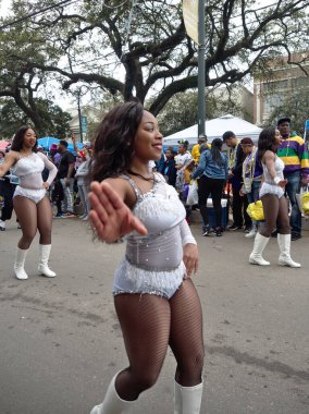 New Orleans, Louisiana, ABD - 25 Şubat 2020: İnsanlar ana geçit törenlerinden biri olan geleneksel Zulu geçit töreninde Mardi Gras 'yı kutluyor.