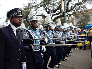 New Orleans, Louisiana, ABD - 25 Şubat 2020: İnsanlar ana geçit törenlerinden biri olan geleneksel Zulu geçit töreninde Mardi Gras 'yı kutluyor.