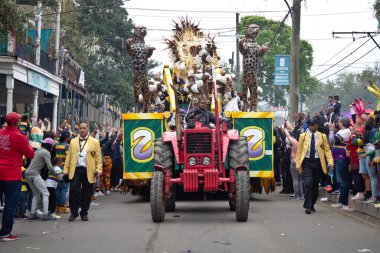 New Orleans, Louisiana, ABD - 25 Şubat 2020: İnsanlar ana geçit törenlerinden biri olan geleneksel Zulu geçit töreninde Mardi Gras 'yı kutluyor.