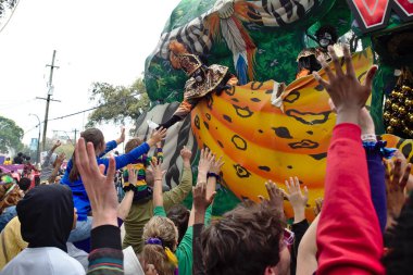 New Orleans, Louisiana, ABD - 25 Şubat 2020: İnsanlar ana geçit törenlerinden biri olan geleneksel Zulu geçit töreninde Mardi Gras 'yı kutluyor.