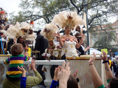 New Orleans, Louisiana, ABD - 25 Şubat 2020: İnsanlar ana geçit törenlerinden biri olan geleneksel Zulu geçit töreninde Mardi Gras 'yı kutluyor.