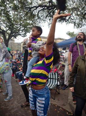 New Orleans, Louisiana, ABD - 25 Şubat 2020: İnsanlar ana geçit törenlerinden biri olan geleneksel Zulu geçit töreninde Mardi Gras 'yı kutluyor.
