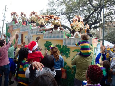 New Orleans, Louisiana, ABD - 25 Şubat 2020: İnsanlar ana geçit törenlerinden biri olan geleneksel Zulu geçit töreninde Mardi Gras 'yı kutluyor.