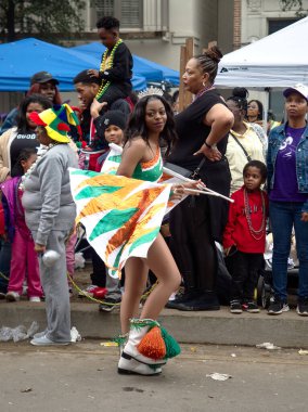 New Orleans, Louisiana, ABD - 25 Şubat 2020: İnsanlar ana geçit törenlerinden biri olan geleneksel Zulu geçit töreninde Mardi Gras 'yı kutluyor.