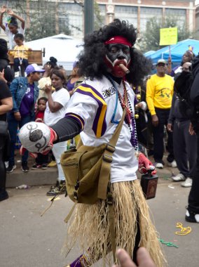 New Orleans, Louisiana, ABD - 25 Şubat 2020: İnsanlar ana geçit törenlerinden biri olan geleneksel Zulu geçit töreninde Mardi Gras 'yı kutluyor.
