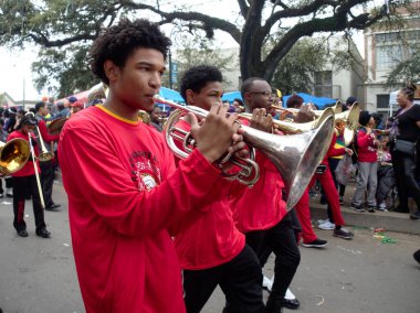 New Orleans, Louisiana, ABD - 25 Şubat 2020: İnsanlar ana geçit törenlerinden biri olan geleneksel Zulu geçit töreninde Mardi Gras 'yı kutluyor.