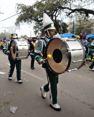 New Orleans, Louisiana, ABD - 25 Şubat 2020: İnsanlar ana geçit törenlerinden biri olan geleneksel Zulu geçit töreninde Mardi Gras 'yı kutluyor.