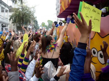 New Orleans, Louisiana, ABD - 25 Şubat 2020: İnsanlar ana geçit törenlerinden biri olan geleneksel Zulu geçit töreninde Mardi Gras 'yı kutluyor.