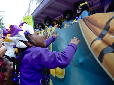 New Orleans, Louisiana, ABD - 25 Şubat 2020: İnsanlar ana geçit törenlerinden biri olan geleneksel Zulu geçit töreninde Mardi Gras 'yı kutluyor.