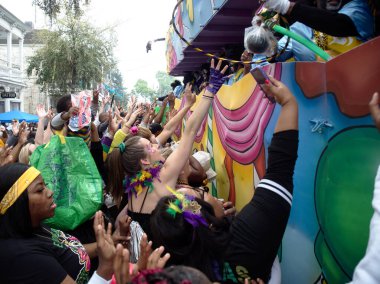 New Orleans, Louisiana, ABD - 25 Şubat 2020: İnsanlar ana geçit törenlerinden biri olan geleneksel Zulu geçit töreninde Mardi Gras 'yı kutluyor.