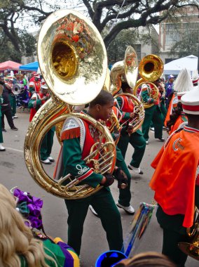 New Orleans, Louisiana, ABD - 25 Şubat 2020: İnsanlar ana geçit törenlerinden biri olan geleneksel Zulu geçit töreninde Mardi Gras 'yı kutluyor.