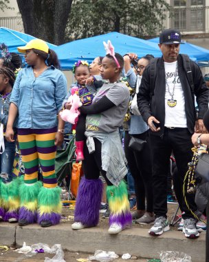 New Orleans, Louisiana, ABD - 25 Şubat 2020: İnsanlar ana geçit törenlerinden biri olan geleneksel Zulu geçit töreninde Mardi Gras 'yı kutluyor.