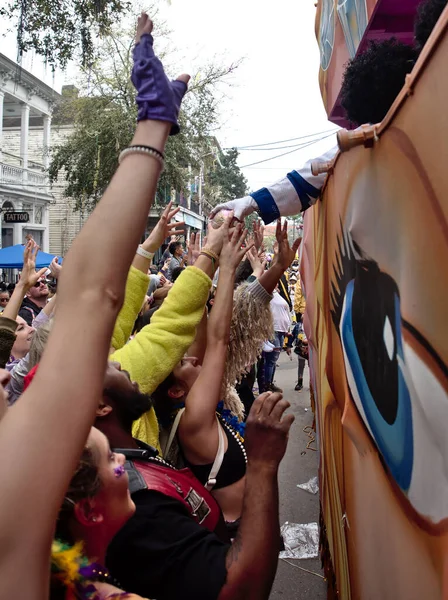 美国路易斯安那州新奥尔良 2020年2月25日 人们在传统的祖鲁族游行中庆祝狂欢节 祖鲁族是主要的城市游行之一 — 图库照片