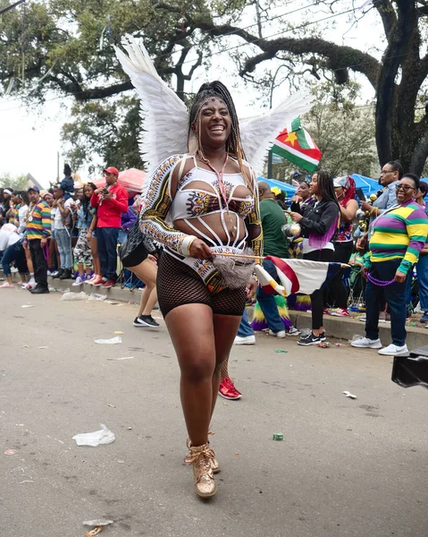 美国路易斯安那州新奥尔良 2020年2月25日 人们在传统的祖鲁族游行中庆祝狂欢节 祖鲁族是主要的城市游行之一 — 图库照片
