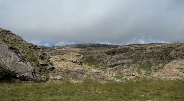 Arjantin 'in Cordoba eyaletindeki Altas Cumbres (Yüksek Tepeler) manzarası.