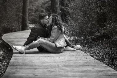 Çift Park'ta açık öpüşme