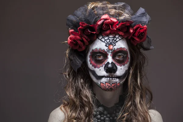 Een vrouw in halloween kostuum en schedel make-up — Stockfoto