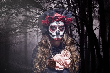 bir kadın olarak halloween kostüm ve kafatası makyaj
