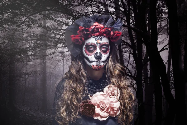 Uma mulher em traje de Halloween e maquiagem crânio — Fotografia de Stock