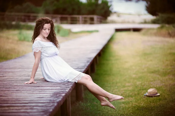 sonbahar manzara içinde açık havada genç kadın