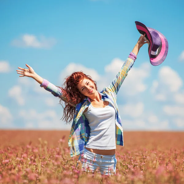 Mujer linda en el campo con flores —  Fotos de Stock