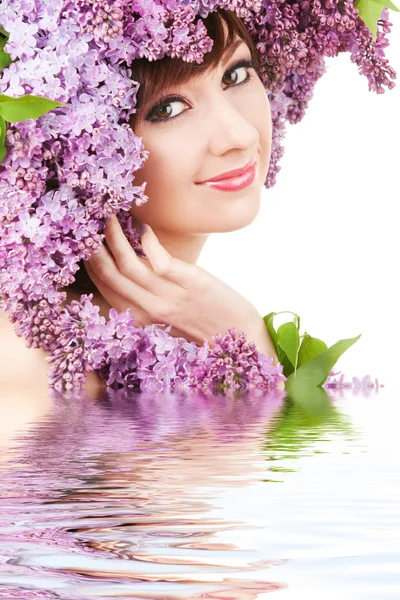 Junge Frau mit Blumen — Stockfoto