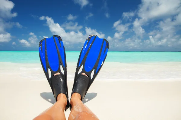 Snorkeler relaxante na praia — Fotografia de Stock