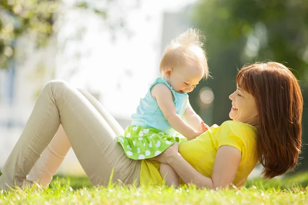 Happy mother and daughter in the park — Stock Photo, Image