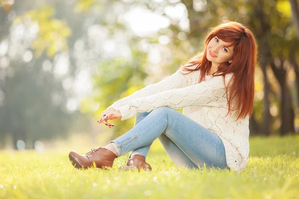 Giovane bella donna rilassante nel parco — Foto Stock