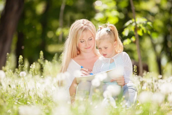 Mor med dotter i parken — Stockfoto