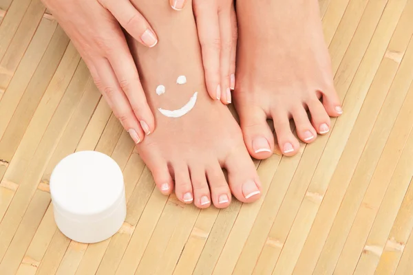 Cura per la pelle bella donna. Pedicure e manicure — Foto Stock