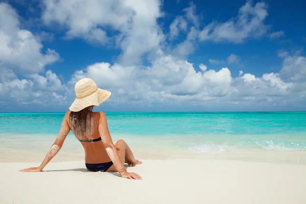 Mladá módní žena relaxovat na pláži — Stock fotografie