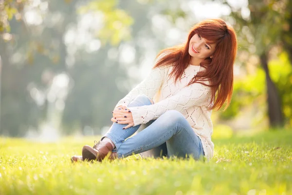 Junge hübsche Frau entspannt sich im Park — Stockfoto
