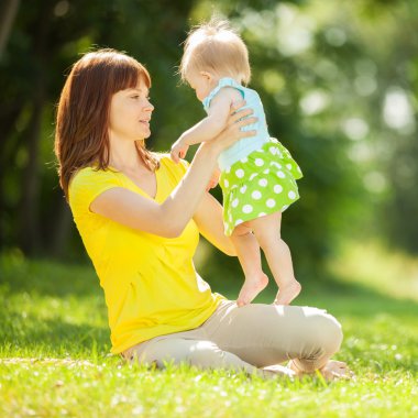 Anne ve kızı parkta.