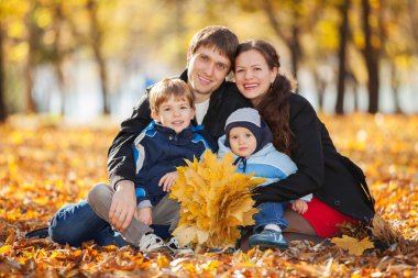 mutlu bir aile sonbahar Park
