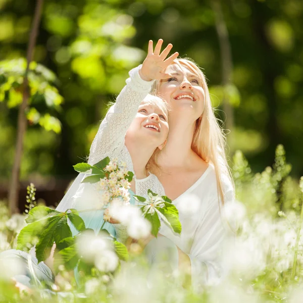 Moeder en dochter in het park — Stockfoto