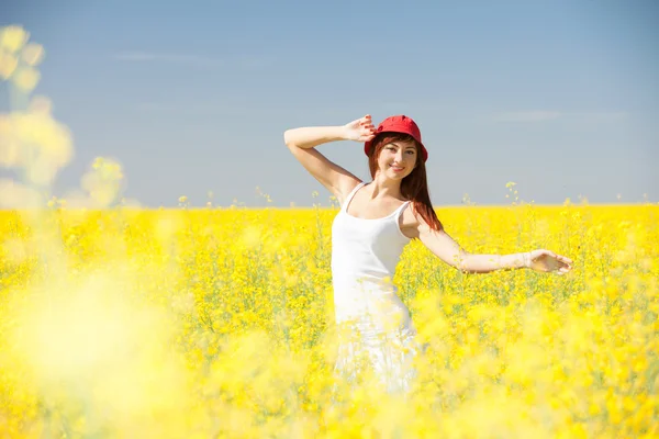 Glückliche Frau auf dem Feld mit Blumen — Stockfoto