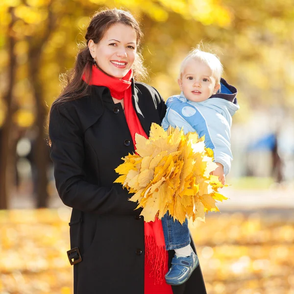Madre con hijo en el parque de otoño — Foto de Stock
