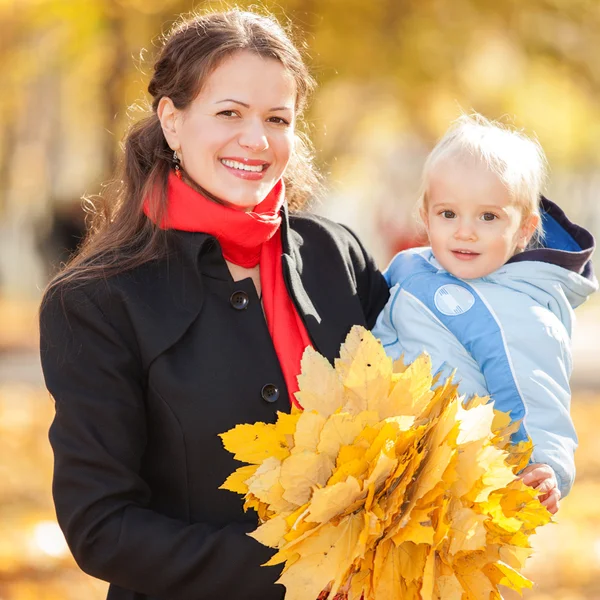 Mãe com filho no parque de outono — Fotografia de Stock