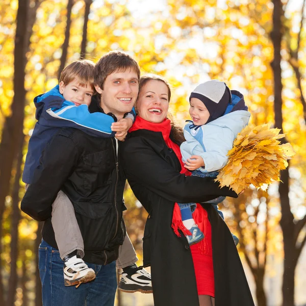 Mutlu bir aile sonbahar Park — Stok fotoğraf
