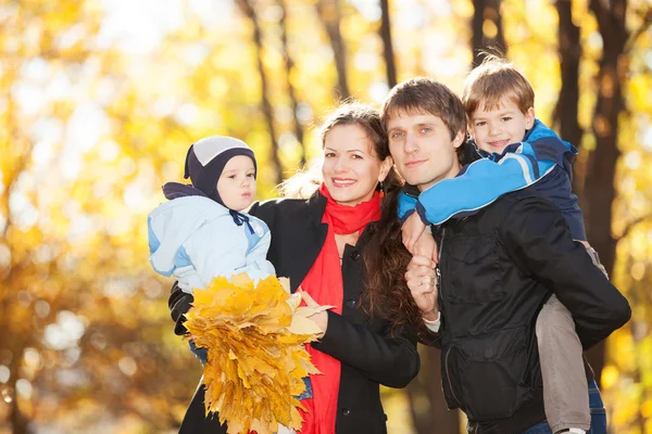 Famiglia felice nel parco autunnale — Foto Stock