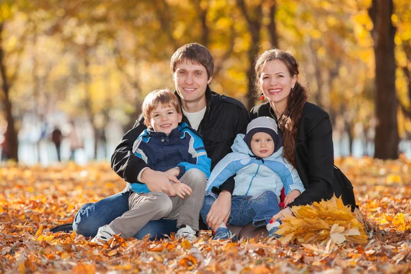 Bonne famille dans le parc d'automne — Photo