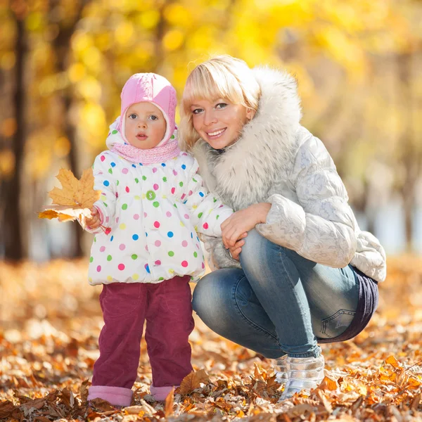 Moeder en dochter in het herfstpark — Stockfoto