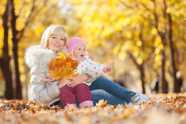 妈妈和女儿在秋天的公园 — 图库照片