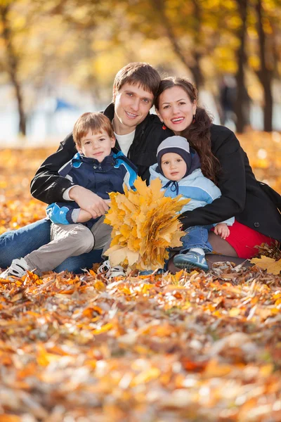 Šťastná rodina v podzimním parku — Stock fotografie