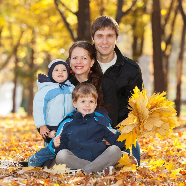 Familia feliz en el parque de otoño — Foto de Stock