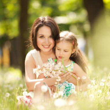 Anne ve kızı parkta.