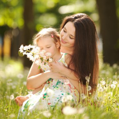 Anne ve kızı parkta.