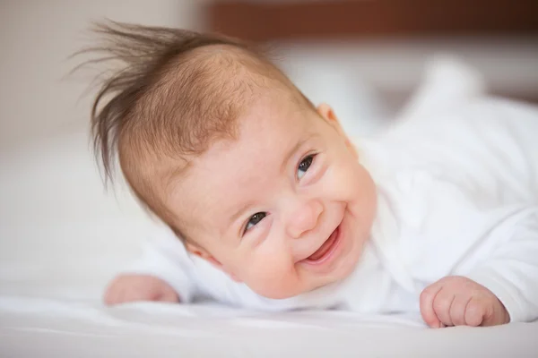 Портрет милого улыбающегося ребенка — стоковое фото